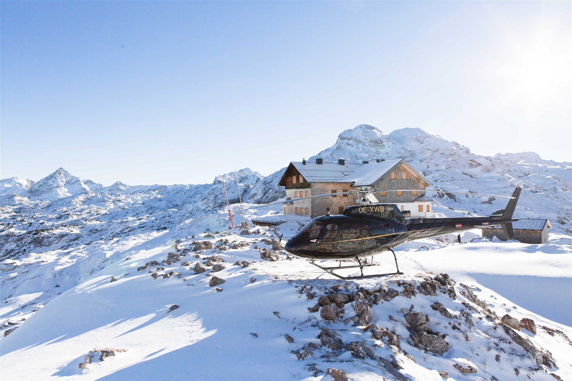 Helikopterflug während des Winterurlaubs in den Bergen