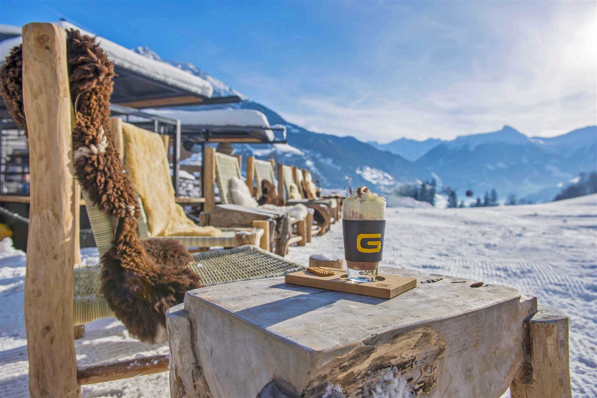 Detailaufnahme eines Heißgetränks im Winterurlaub im Salzburger Land