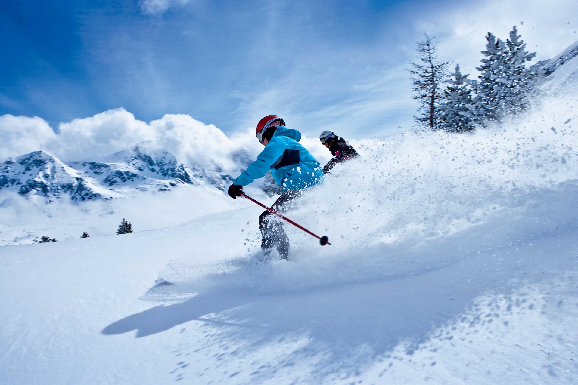 Zwei Skifahrer im Winter des Hotels DAS.GOLDBERG