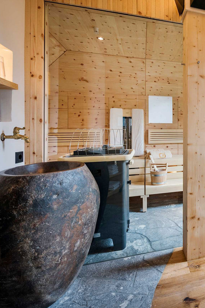 Einblick in den elegant komfortablen privaten Saunabereich in der Spa Suite im DAS.GOLDBERG