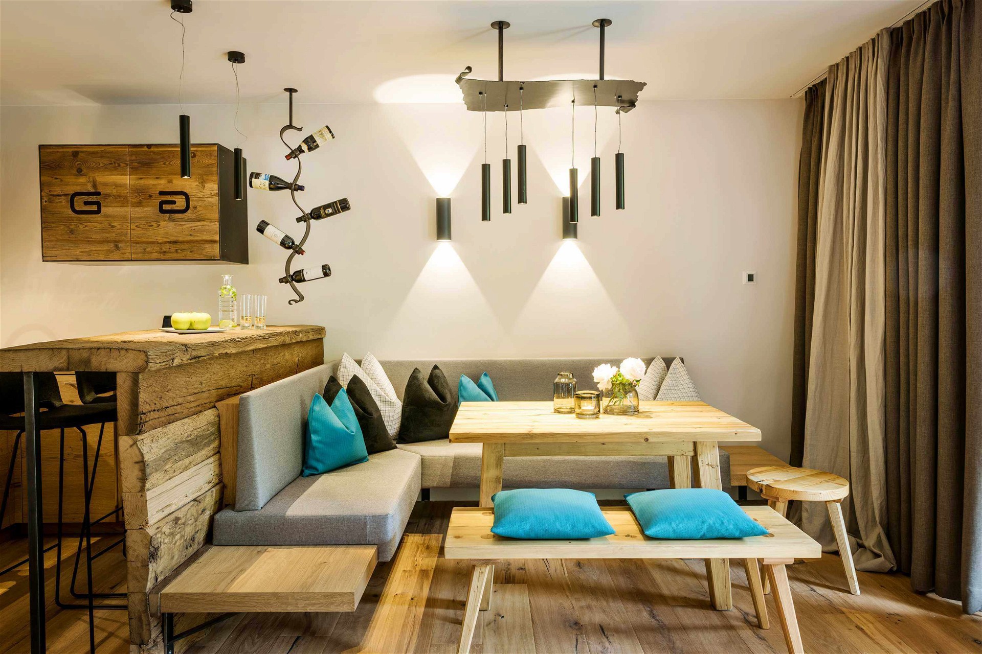 Einblick in den modern, aber komfortabel eingerichteten Wohnbereich der Spa Suite im DAS.GOLDBERG