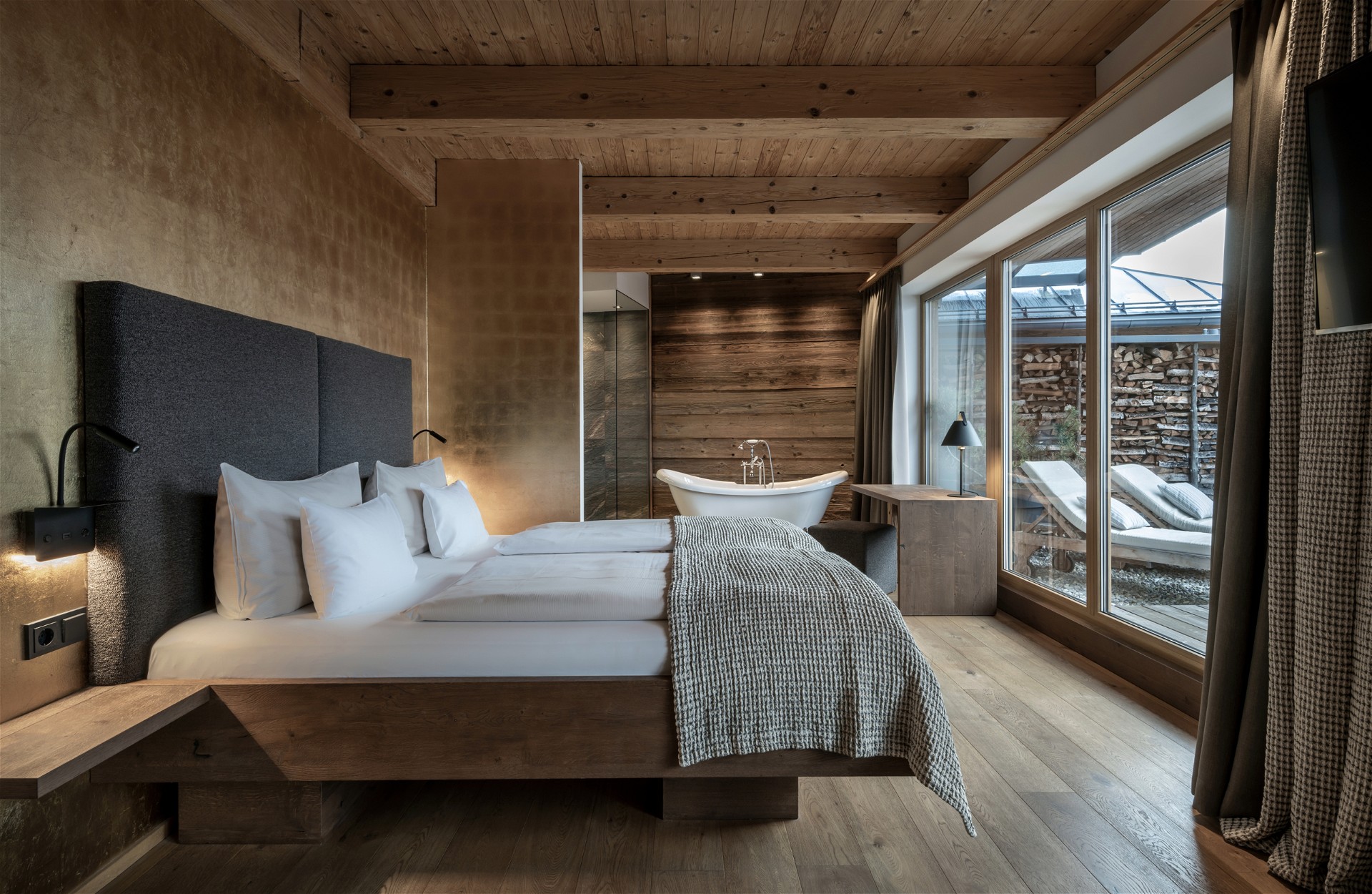 Schlafbereich der LOFTSUITE XL im Hotel mit Kamin im Zimmer in Österreich